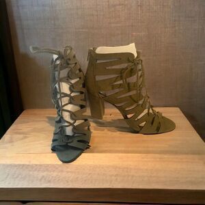 Madden NYC laced up boot heeled olive green sz 6.5